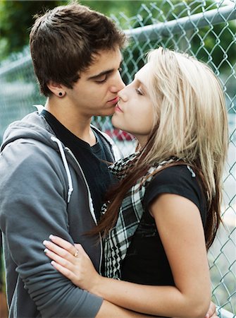 simsearch:877-06833900,k - Teenagers kissing Foto de stock - Con derechos protegidos, Código: 877-06833996