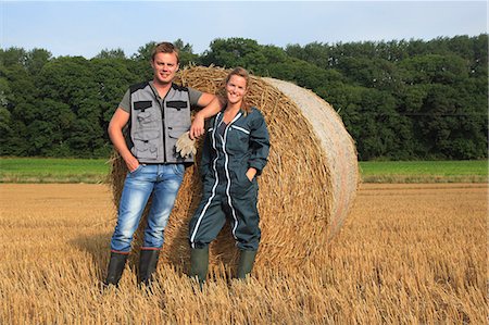 farmer in wheat field - France, young farmer couple posing smiling. Foto de stock - Con derechos protegidos, Código: 877-07460436