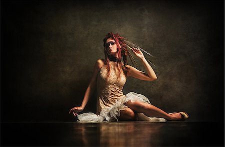 fashionable shoes - Redhead woman sitting in white dress Photographie de stock - Rights-Managed, Code: 877-07460592