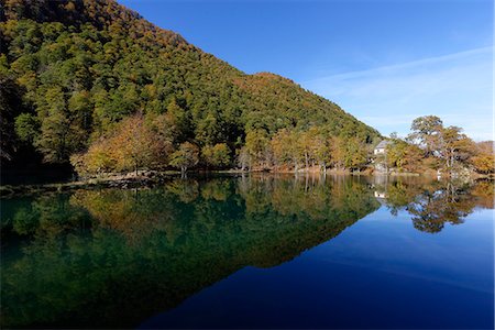 simsearch:877-08129080,k - France, Midi Pyrenees, Ariege, Couserans, pond of Bethmale, autumn, trees, reflectio, refuge Fotografie stock - Rights-Managed, Codice: 877-08026568