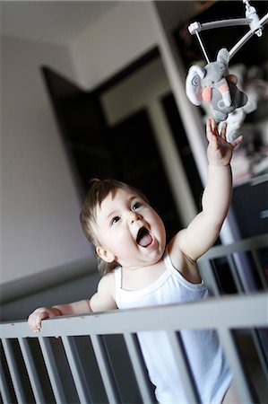 A baby girl in her crib Stockbilder - Lizenzpflichtiges, Bildnummer: 877-08031245