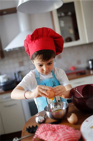 simsearch:877-08079226,k - A little boy cooking a chocolate cake Fotografie stock - Rights-Managed, Codice: 877-08031250
