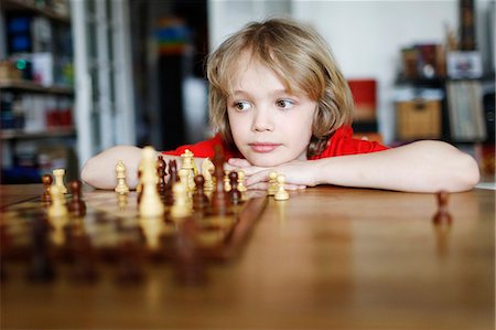 simsearch:877-08079110,k - A boy playing chess Foto de stock - Direito Controlado, Número: 877-08031267