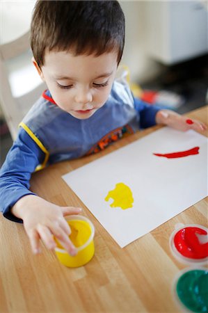 simsearch:877-08079226,k - A boy finger painting Fotografie stock - Rights-Managed, Codice: 877-08031273