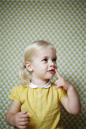simsearch:877-08079108,k - Portrait of a 2 years old girl Photographie de stock - Rights-Managed, Code: 877-08031298