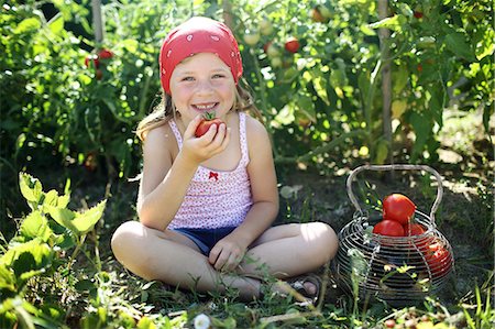 simsearch:877-08128949,k - Girl eating fresh vegetables in a garden Stock Photo - Rights-Managed, Code: 877-08031312