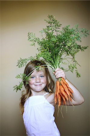 simsearch:877-08031241,k - Little girl holding some carrots Stockbilder - Lizenzpflichtiges, Bildnummer: 877-08031313
