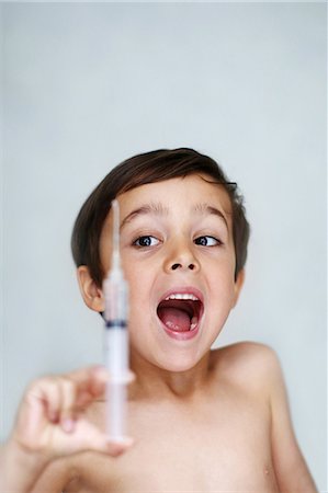 effrayé - Little boy holding a syringe Photographie de stock - Rights-Managed, Code: 877-08031337