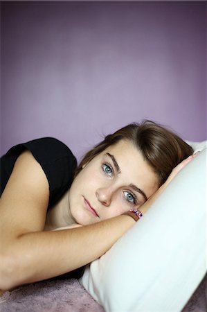 simsearch:877-08079226,k - Portrait of a teenager on her bed, she seems sad Fotografie stock - Rights-Managed, Codice: 877-08031346