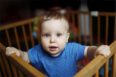 simsearch:877-08079110,k - A 10 months baby boy standing in his playpen Foto de stock - Direito Controlado, Número: 877-08079030