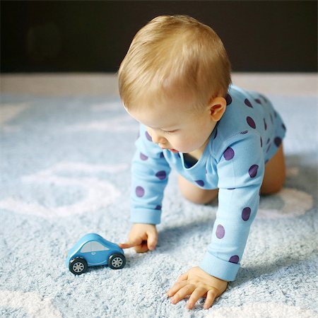 A 15 months baby boy playing with a car Photographie de stock - Rights-Managed, Code: 877-08079115