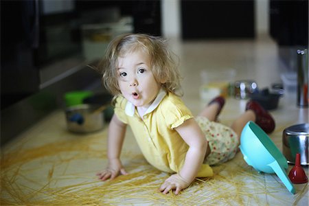 simsearch:877-08079226,k - A 2 years old little girl posing in a kitchen in which she made the mess Fotografie stock - Rights-Managed, Codice: 877-08079198