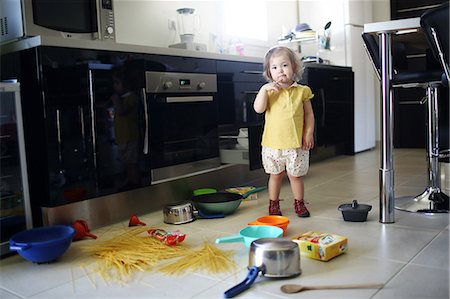 spaghetti - A 2 years old little girl posing in a kitchen in which she made the mess Photographie de stock - Rights-Managed, Code: 877-08079190