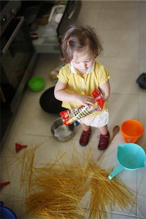 disorder - A 2 years old little girl making the mess in a kitchen Foto de stock - Con derechos protegidos, Código: 877-08079191