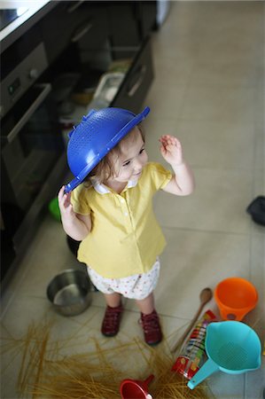 simsearch:877-08079226,k - A 2 years old little girl playing in a kitchen in which she made the mess Fotografie stock - Rights-Managed, Codice: 877-08079193