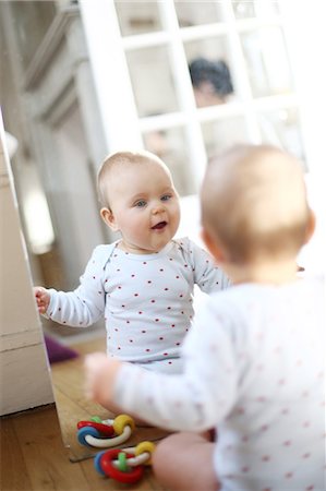 A 10 months baby girl in front of a mirror Stockbilder - Lizenzpflichtiges, Bildnummer: 877-08079243