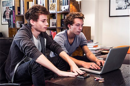 Two teenagers using a laptop Photographie de stock - Rights-Managed, Code: 877-08127849