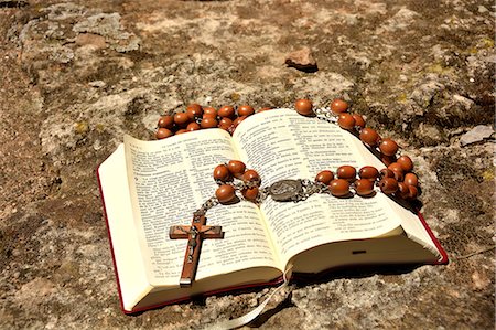 simsearch:877-08127926,k - Bible and rosary. Saint-Guilhem-le-Désert. France. Photographie de stock - Rights-Managed, Code: 877-08127918