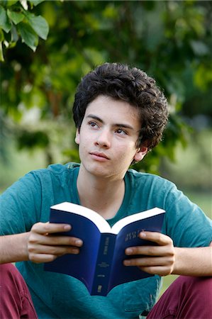 simsearch:877-08127926,k - Teenager holding a bible Photographie de stock - Rights-Managed, Code: 877-08127934