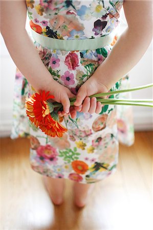 Closeup on hands of a little girl holding a flower bouquet Photographie de stock - Rights-Managed, Code: 877-08127954