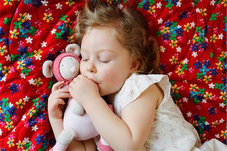 sucer son pouce - A 3 years old girl sleeping and sucking his thumb, lying on her bed Photographie de stock - Rights-Managed, Code: 877-08127967