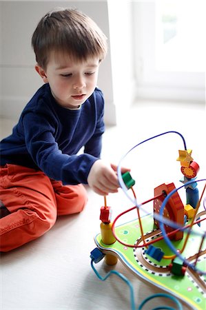 simsearch:877-08129111,k - Little boy playing with wood toy cars Stockbilder - Lizenzpflichtiges, Bildnummer: 877-08128078