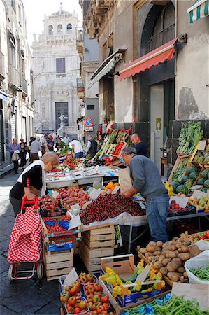 Italy, Sicily, province of Catania, Acireale, market and San Sebastiano basilica and collegiat church Foto de stock - Con derechos protegidos, Código: 877-08128094