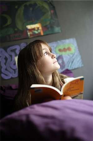 pajama - A 9 years old girl reading on her bed Photographie de stock - Rights-Managed, Code: 877-08128106