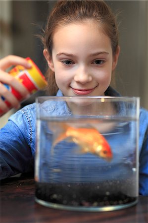 dar de comer - France,11 years old girl with red fish. Foto de stock - Con derechos protegidos, Código: 877-08128437