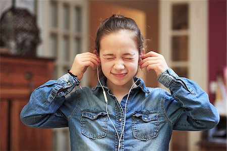 France,11 years old girl listen to music. Photographie de stock - Rights-Managed, Code: 877-08128439