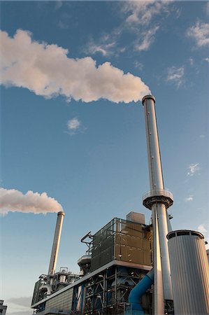 smoke factory waste - France. Paris region. Val-de-Marne. Ivry-sur-Seine. The refuse processing factory of the SYCTOM Photographie de stock - Rights-Managed, Code: 877-08128743