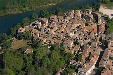 simsearch:877-08031210,k - France, Gard (30) Remoulins tourist village located upstream of Pont du Gard (aerial photo) Stockbilder - Lizenzpflichtiges, Bildnummer: 877-08128906