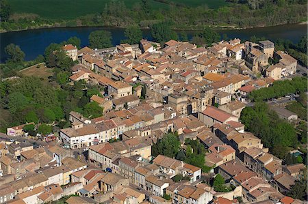 France, Gard (30) Remoulins tourist village located upstream of Pont du Gard (aerial photo) Photographie de stock - Rights-Managed, Code: 877-08128907