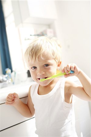 simsearch:877-08128088,k - Little boy brushing his teeth Foto de stock - Con derechos protegidos, Código: 877-08128917