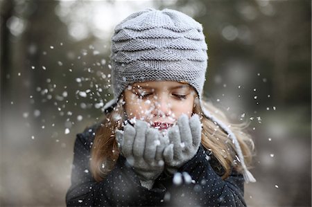 souffler - Girl holding snow in her hands Photographie de stock - Rights-Managed, Code: 877-08128948