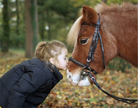 simsearch:877-08129422,k - A little girl kissing a pony Photographie de stock - Rights-Managed, Code: 877-08128943