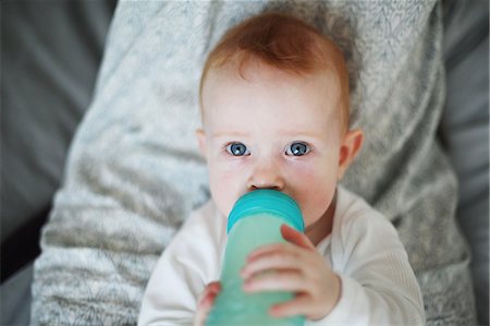 simsearch:877-08129136,k - Baby girl drinking from feeding bottle Stock Photo - Rights-Managed, Code: 877-08129047