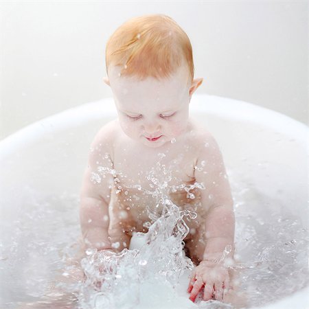 simsearch:877-08897937,k - A 9 months baby girl taking a bath Photographie de stock - Rights-Managed, Code: 877-08129048