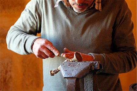 seine et marne - France,Seine et Marne. Blandy les Tours. Crafts. Close up of a sculptor at work. Foto de stock - Direito Controlado, Número: 877-08129076