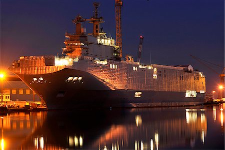 pays de la loire - France, Pays de la Loire, Loire-Atlantique, STX shipyard in Saint-Nazaire port, construction of helicopter carrier ship Vladivostok for Russian Navy. Foto de stock - Con derechos protegidos, Código: 877-08129313