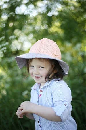 simsearch:877-08129361,k - Portrait of a 3 years old girl in th countryside Fotografie stock - Rights-Managed, Codice: 877-08129356