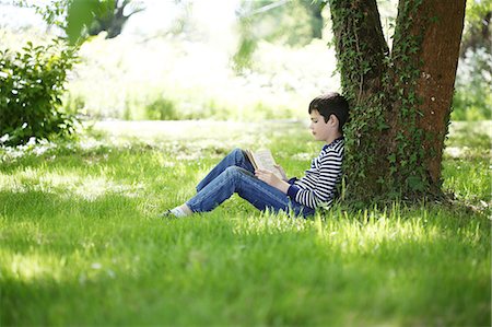 simsearch:877-08129368,k - A 9 years old boy reading a book in the countryside Photographie de stock - Rights-Managed, Code: 877-08129366