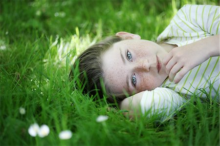 simsearch:877-08129368,k - Portrait of a 9 years old girl elongated in the grass Photographie de stock - Rights-Managed, Code: 877-08129369