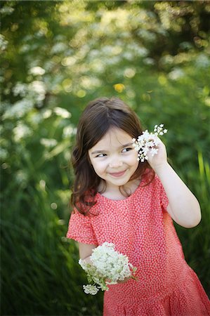 simsearch:877-08129361,k - A 5 years old girl with flowers in the countryside Fotografie stock - Rights-Managed, Codice: 877-08129361