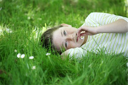 simsearch:877-08129361,k - Portrait of a 9 years old girl elongated in the grass Fotografie stock - Rights-Managed, Codice: 877-08129370