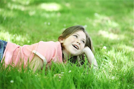 simsearch:877-08129361,k - Portrait of a 9 years old girl in the countryside Foto de stock - Con derechos protegidos, Código: 877-08129371