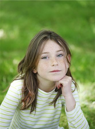 simsearch:877-08129361,k - Portrait of a 9 years old girl in the countryside Fotografie stock - Rights-Managed, Codice: 877-08129372