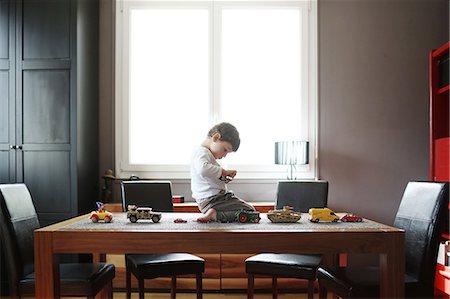 simsearch:877-08129111,k - A little boy playing on the table Stockbilder - Lizenzpflichtiges, Bildnummer: 877-08129385