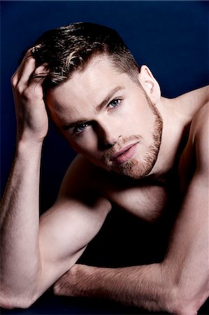 simsearch:877-08129440,k - Topless man, blue background, blue eyes Fotografie stock - Rights-Managed, Codice: 877-08129450