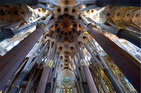 Sagrada Familia. Basilica and Expiatory Church of the Holy Family in Barcelona. Antoni Gaudi. Interior. Column, ceiling and stained glass window. Spain. Photographie de stock - Rights-Managed, Code: 877-08129541